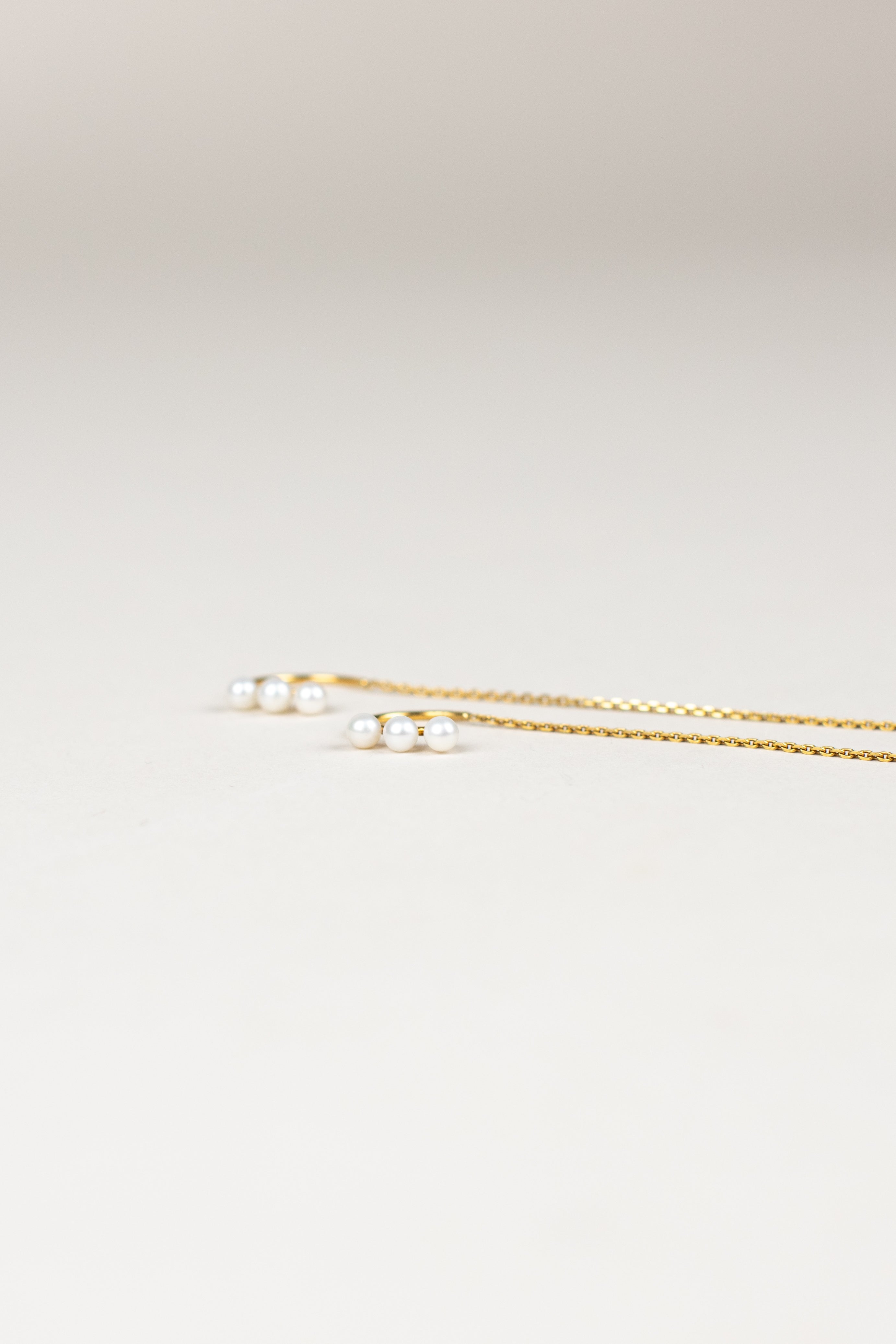 Chain pearl earrings