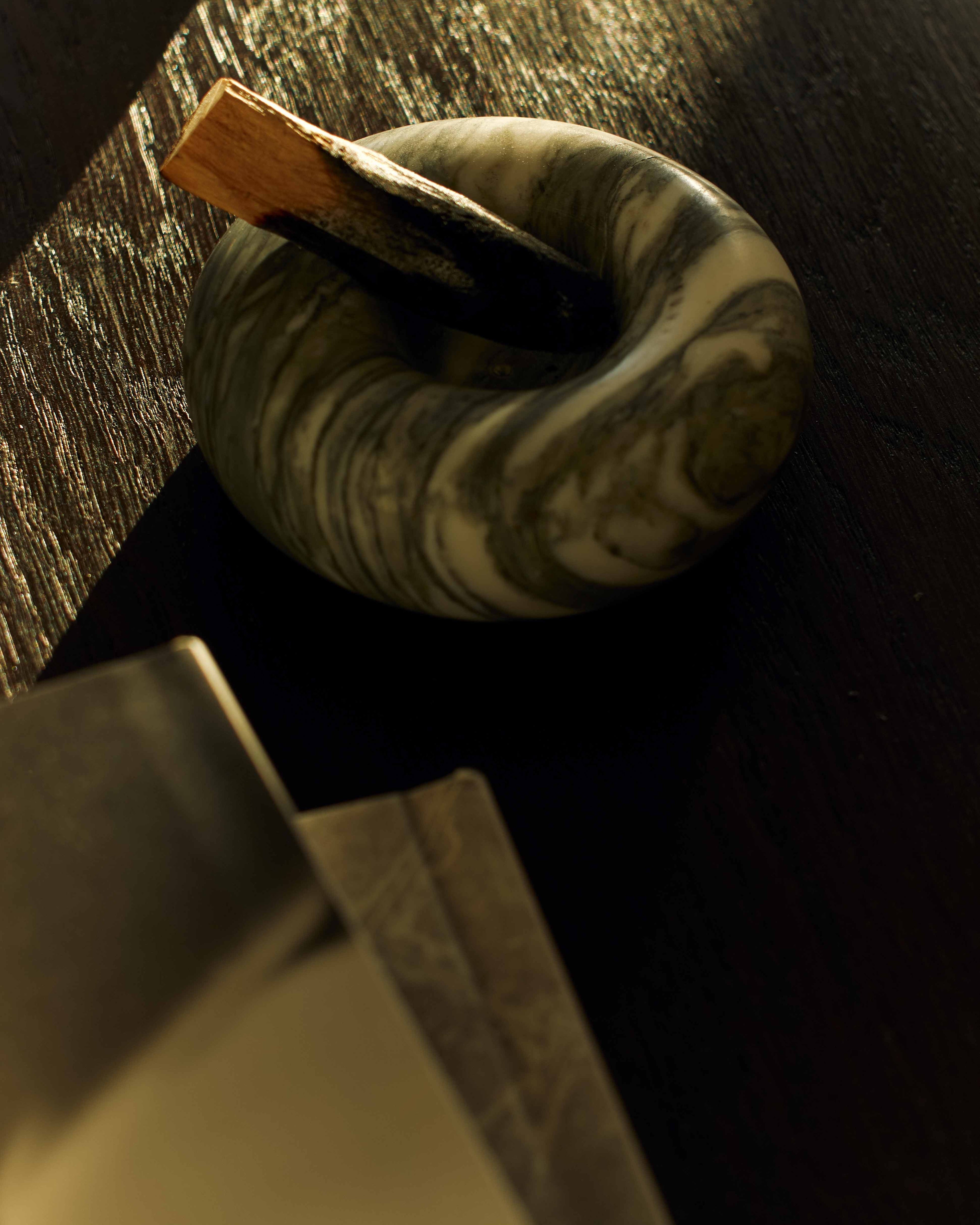 Mramorový stojan na vonné tyčinky - Arabescato